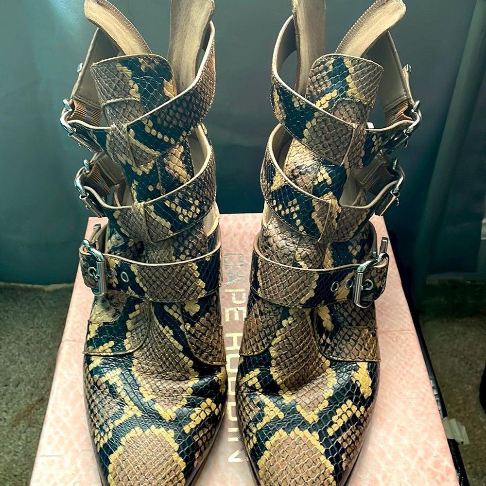 The shoes has a small crease in the front. Only been worn a few times.